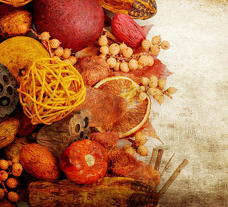 秋季商品：垃圾背景下的水果、种子和坚果