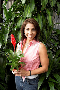 女人与盆栽热带植物