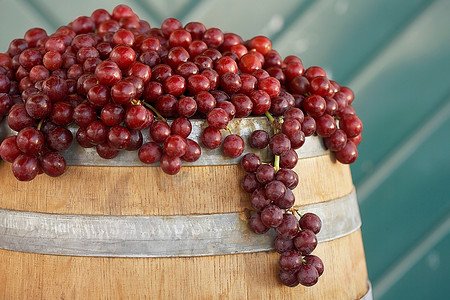 红葡萄摄影照片_红葡萄和葡萄酒桶