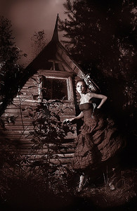 夜景-美丽的仙女走在木屋里黑白照片