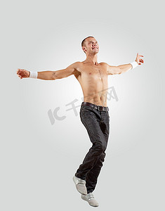 26826摄影照片_现代风格的男舞者跳跃和摆姿势。图解