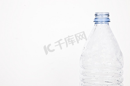 白色背景上的空塑料瓶的特写视图