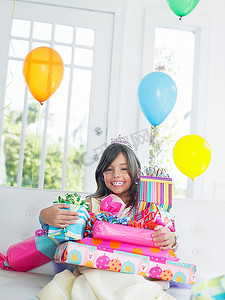 小女孩肖像(7-9)，带着生日礼物微笑