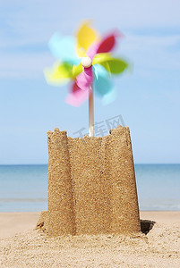 海滩上有活动风车的沙堡，特写