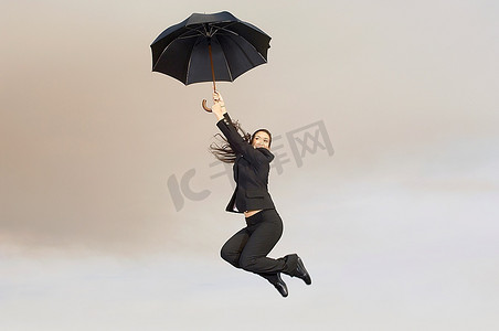 撑着雨伞的跌倒的女人