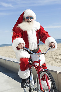 圣诞老人沿着海滨大道骑自行车