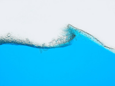 蓝色线波浪线摄影照片_白色背景下的蓝色液体波浪面