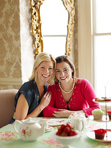 两个年轻女子在茶室用餐