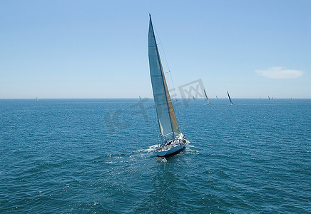 帆船比赛摄影照片_海上帆船比赛