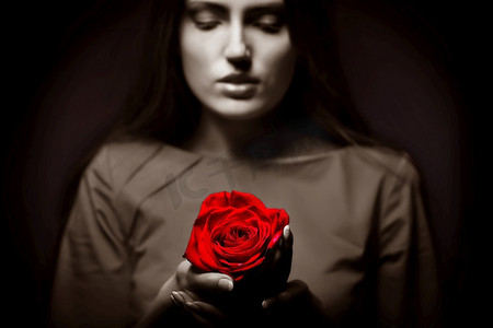 玫瑰地摄影照片_非常漂亮的女人，有玫瑰的，性感的凝视
