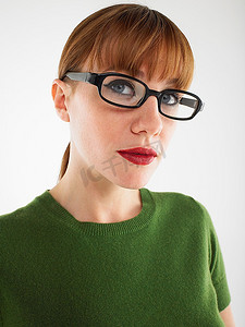 女人在工作室戴眼镜头和肩膀