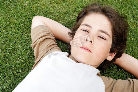 躺在草地上的小男孩