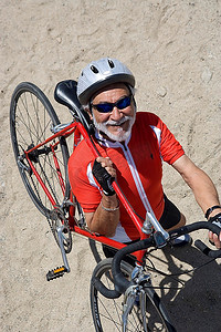 老年男子骑自行车