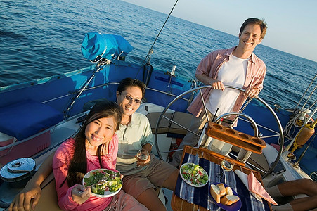 朋友们在帆船上吃沙拉