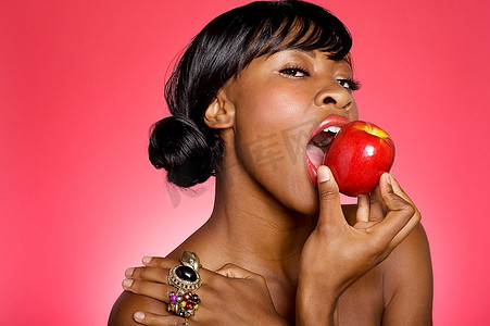 苹果树远景摄影照片_女人咬了一口苹果的特写