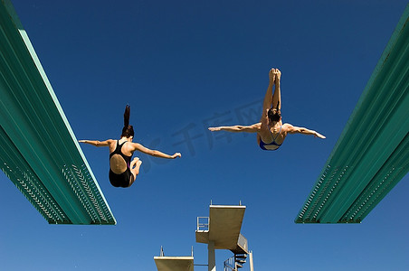 两个女人从跳板上跳水卡通动漫人物图画
