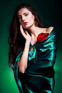 一位身穿绿色连衣裙、戴着玫瑰花的美女肖像