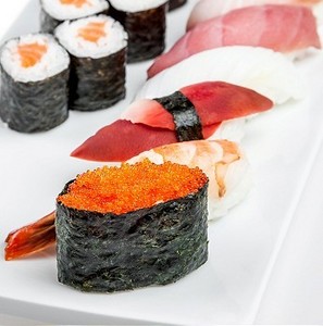 红色卷轴摄影照片_美味的食物。寿司和寿司在白色背景上滚动海鲜