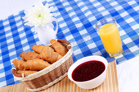 美食橙汁摄影照片_欧式早餐，包括羊角面包和橙汁