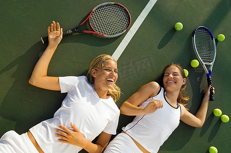 女子网球比赛后的疲劳和大笑网球赛网球运动员