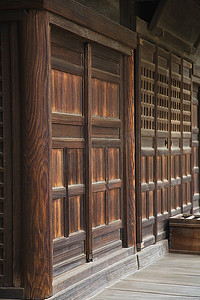 阿奇金佳神社的木墙和木门