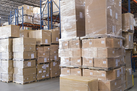 纸箱堆放在配送仓库纸箱包装袋/盒