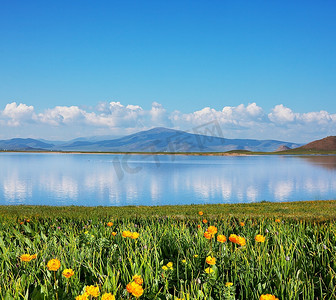 阿拉泰摄影照片_阿拉泰山上的湖水