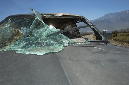 玻璃破碎摄影照片_挡风玻璃破碎的汽车特写
