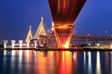 黄昏时分的泰国巨型普密蓬工业环桥。这座大桥位于曼谷港口。