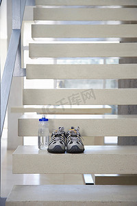 留在楼梯上的运动鞋和水瓶