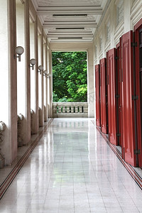 泰式建筑的廊道绿树