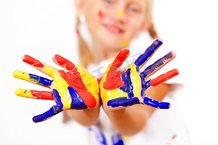 小孩子的手涂上彩色颜料,随时准备做手印吸管水彩笔