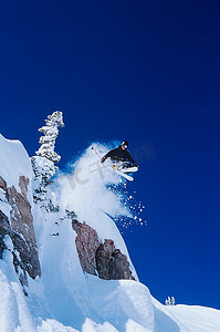 天猫新风尚的活动摄影照片_滑雪者从山崖上跳下