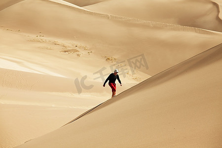 戈壁徒步摄影照片_在戈壁沙漠徒步旅行