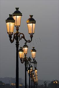 天黑再见摄影照片_阿联酋沙迦，天黑后，沙迦大学城的灯柱闪闪发光。