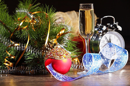 21531摄影照片_一杯香槟和圣诞装饰在tavle为新年前夕