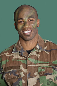 一个非洲裔美国人男性美国海军陆战队士兵的肖像与在绿色背景的historaged脸