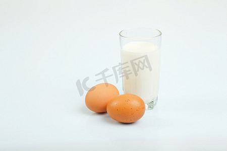 玻璃瓶里的牛奶和桌子上的鸡蛋