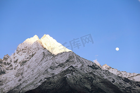 尼泊尔摄影照片_云雾中的高山。尼泊尔。珠穆朗玛峰