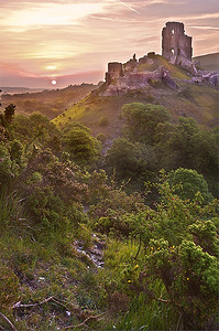 美丽的梦幻童话城堡废墟映衬着浪漫多彩的日出