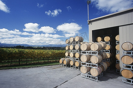 酒场景摄影照片_葡萄酒储存在澳大利亚维多利亚州亚拉谷酒庄的酒桶中。