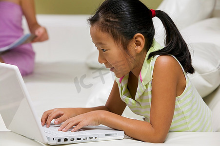 使用笔记本电脑的年轻女孩