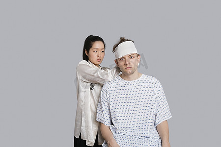 女医生为急症患者穿衣；S包扎头部