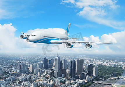 白色客机在城市上空的蓝天中飞行