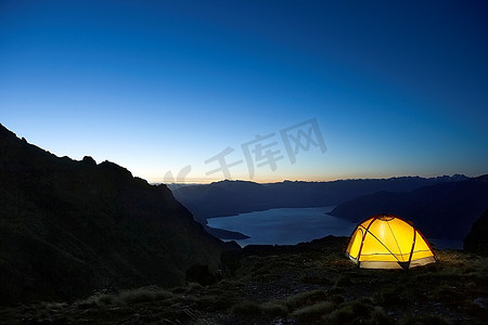黄昏夜晚天空摄影照片_黄昏湖边的帐篷