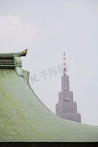 明治神社传统屋面背后的现代摩天大楼