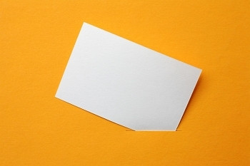 书签海报摄影照片_橙色背景的白纸卡