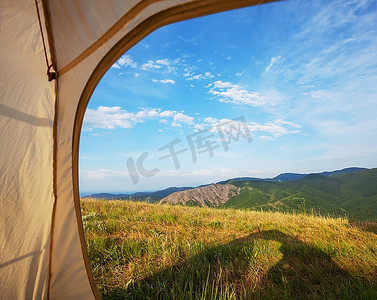 森林草原摄影照片_绿色草原上的帐篷
