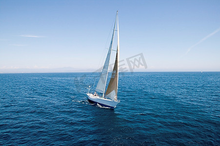 手绘帆船线稿摄影照片_海上的帆船