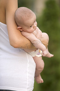 十大展架摄影照片_母亲抱着2个月大的男婴站着